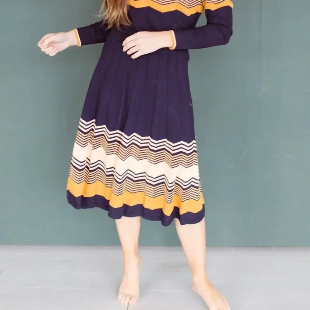 SKIES ARE BLUE Women's Navy & Mustard Chevron Sweater Skirt